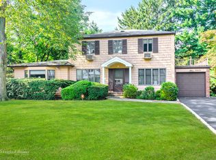 25 Holly Ln, Roslyn Heights, NY 11577