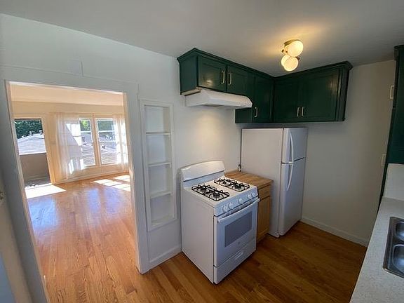2nd image of 821 Pearl St APT E