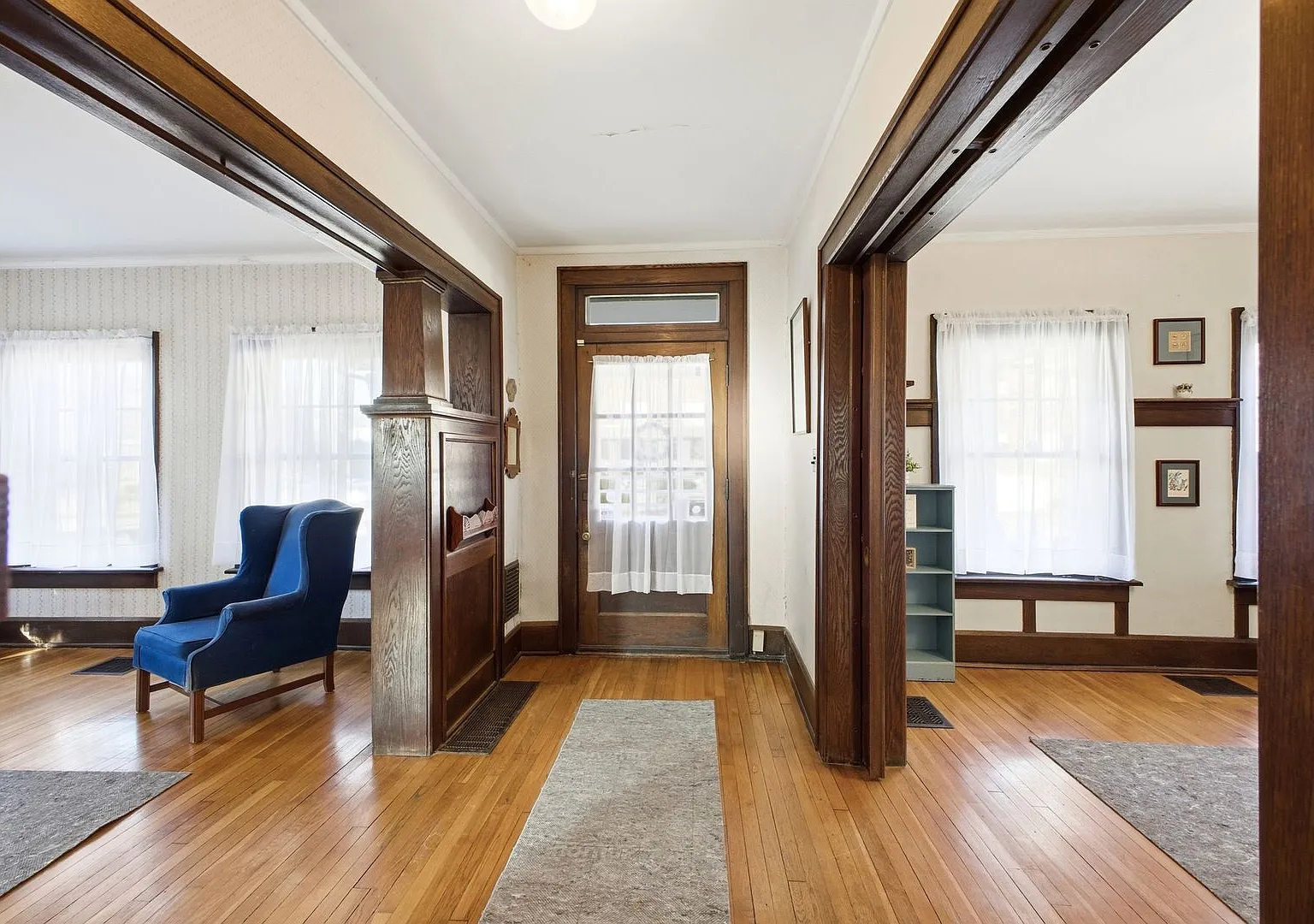 6+BR House on E. Lane Central Campus Newly Renovated + Free Parking Flexible Move-In — Photo 4
