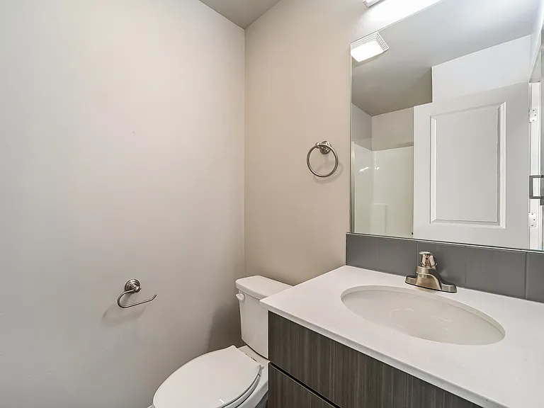 010-photo-main-bathroom-13945230