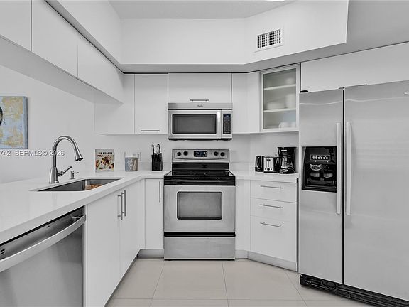 3rd image of 1750 N Bayshore Dr #1602