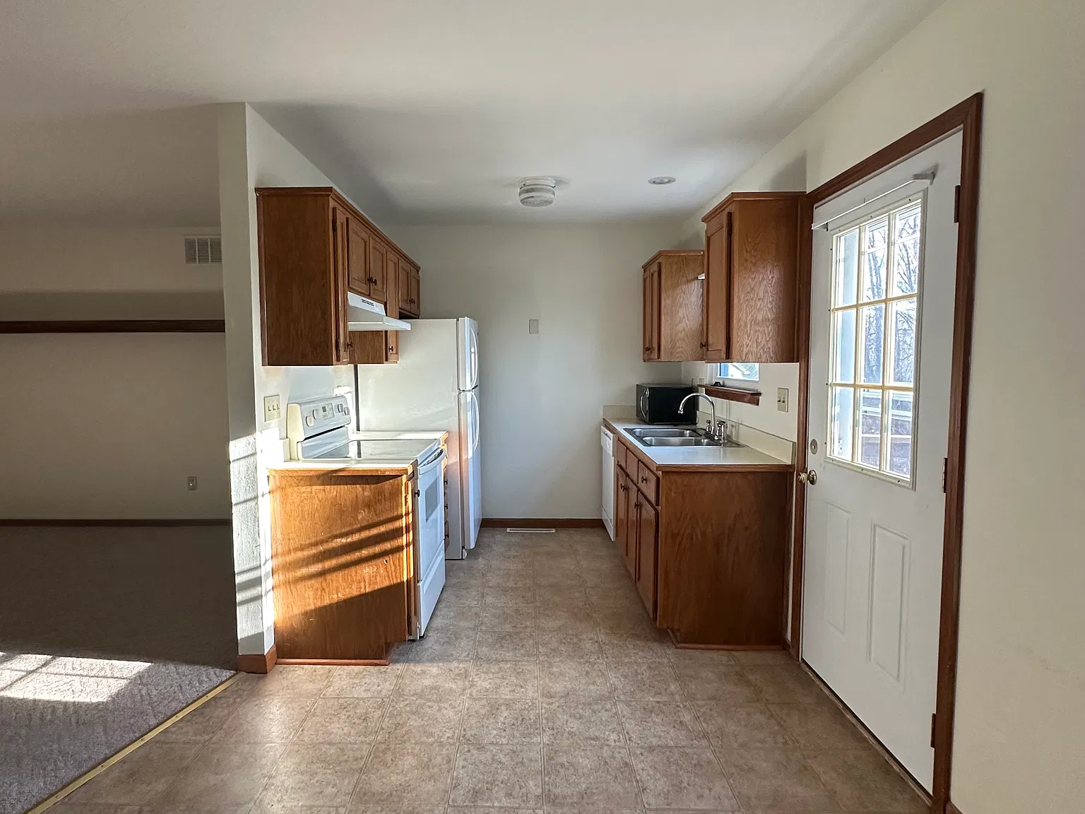 2 bed, 1.5 bath, 2000 sqft, $1,300 — Photo 3