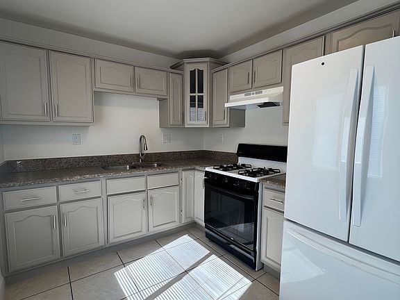 2nd image of 159 E 83rd St