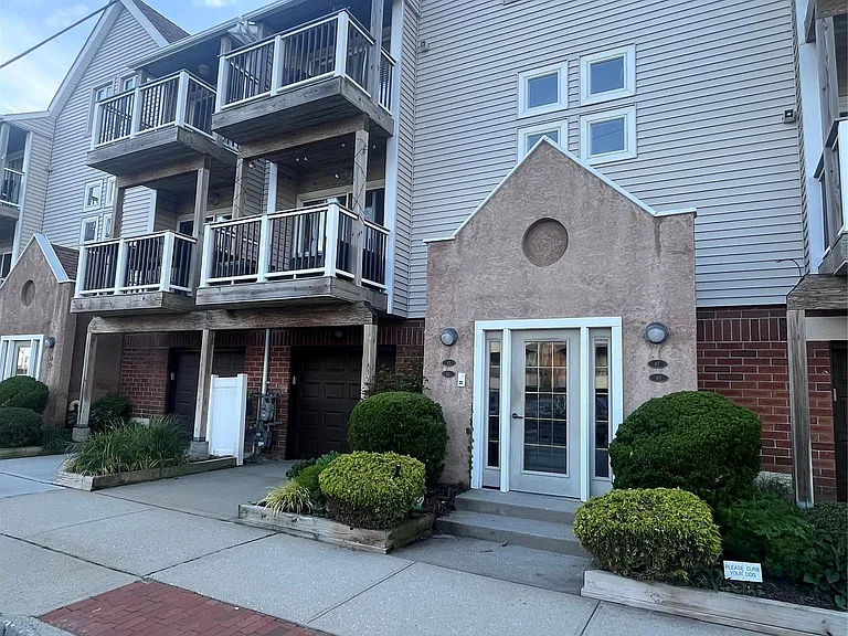 81 Pacific Blvd #3 — Photo 15