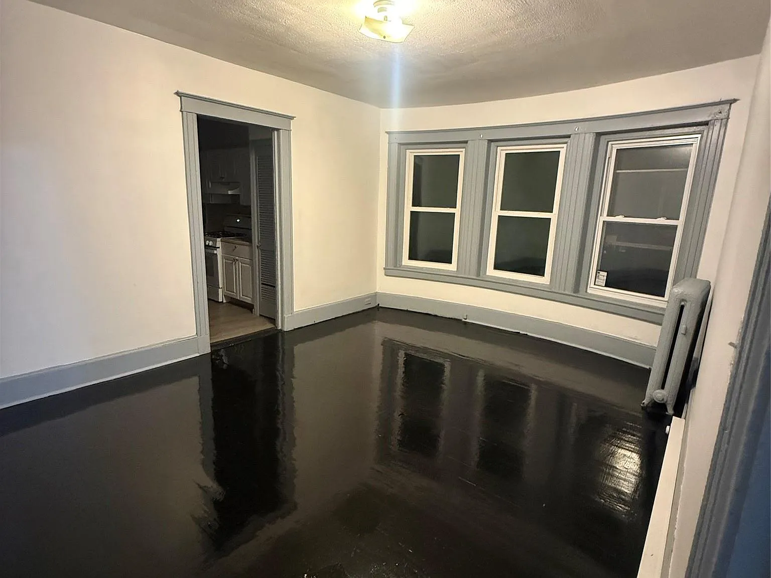 3 bed, 1.0 bath, 1092 sqft, $2,300 — Photo 3