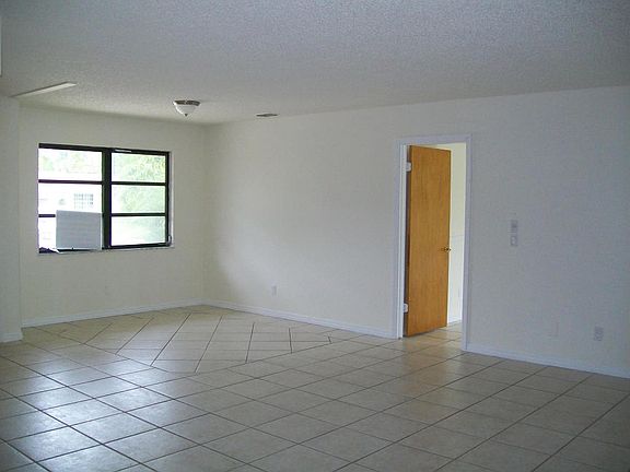 4th image of 920 SE Breakwater Ave