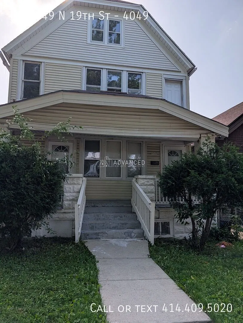2 bedroom 1 bathroom upper unit of a duplex. — Photo 1