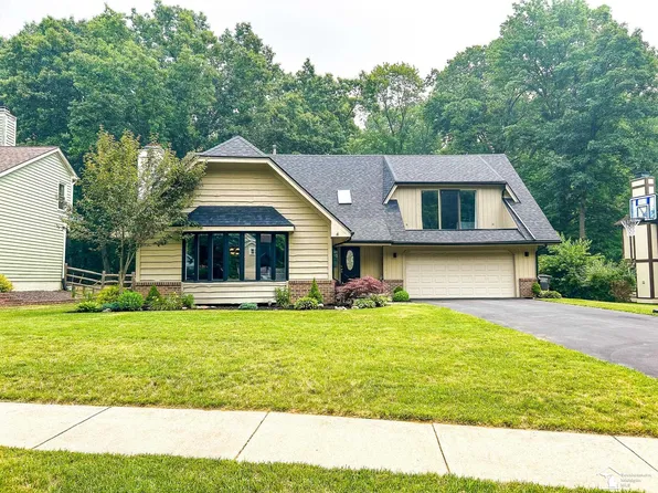 7210 Twin Canyon Dr, Lambertville, MI 48144