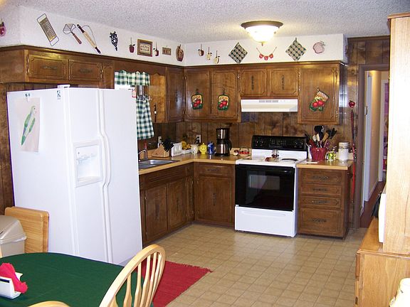 Spacious eat in kitchen