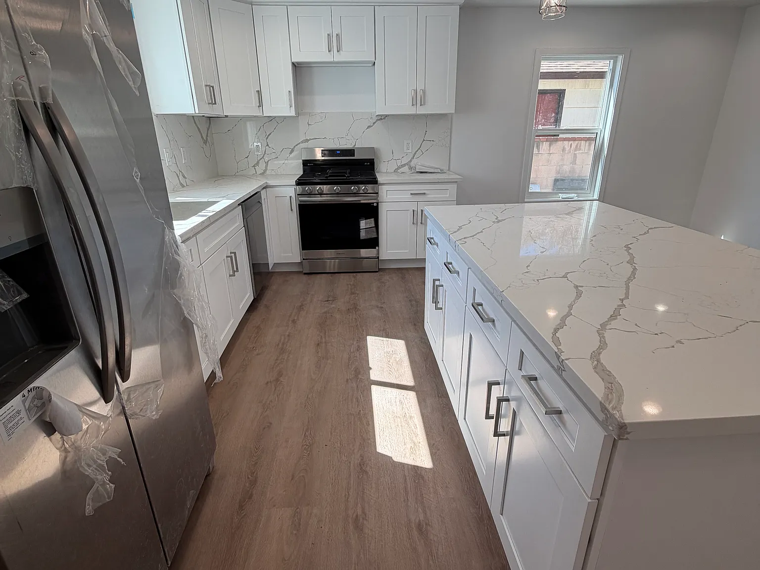 3 bed, 1042 sqft, $4,200 — Photo 3