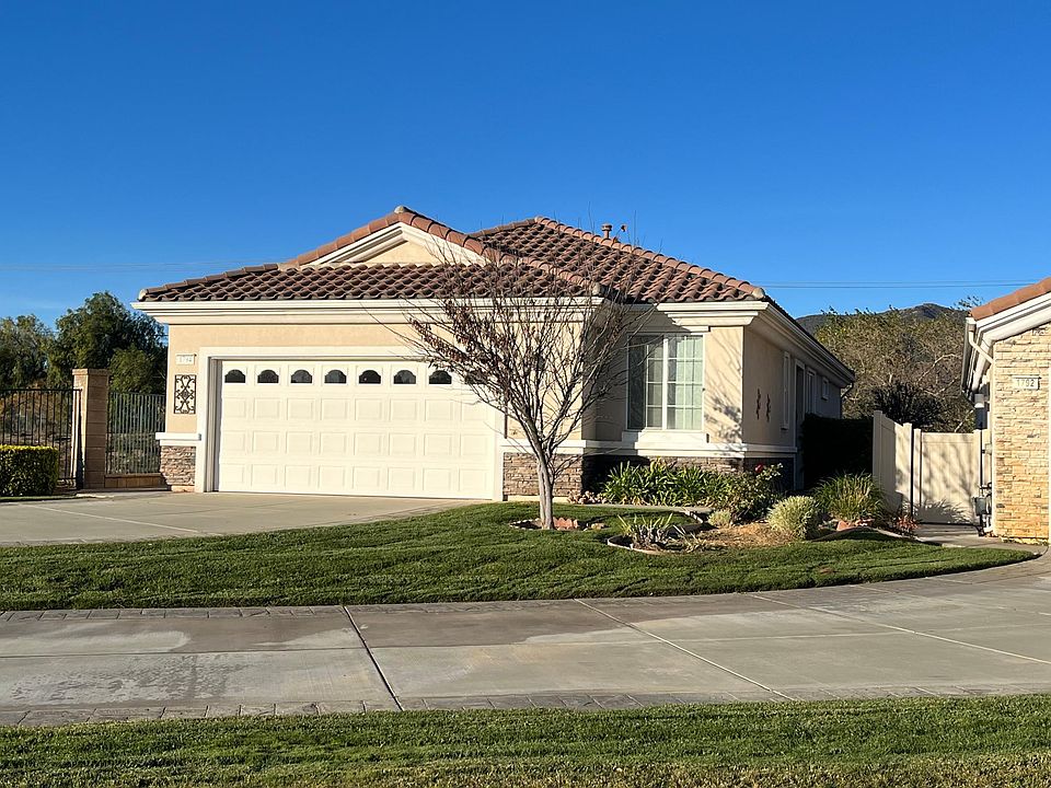 Corner lot in cul-de-sac with one neighbor on right, natural area and dog park on left. Automatic watering included.