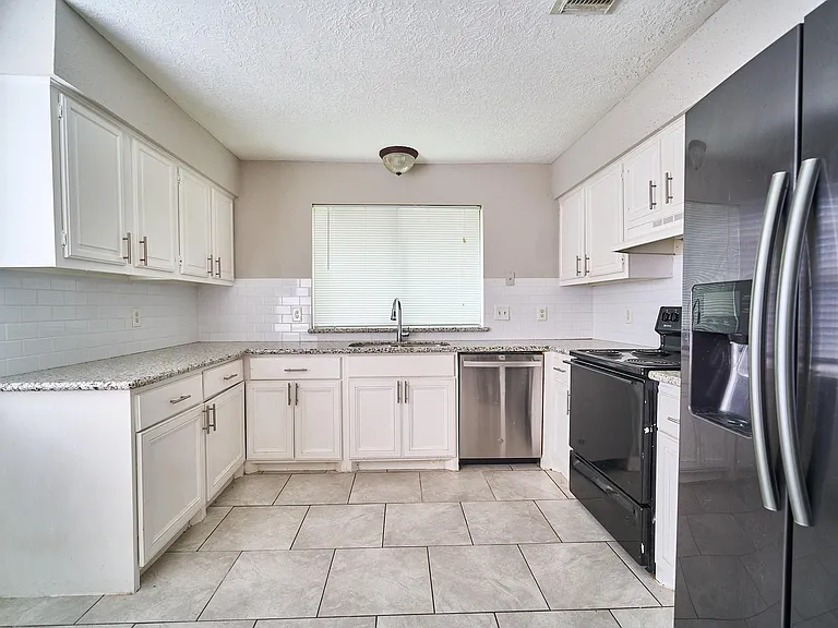 923 Kenforest Dr — Photo 8
