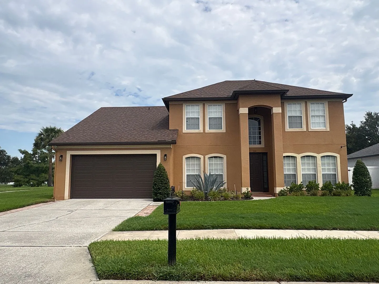 Waterfront 4 Bedroom Pool Home in Lake Amberleigh-Winter Garden — Photo 1