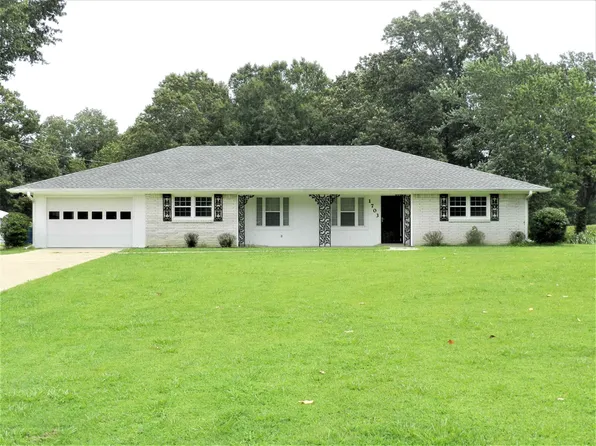 1703 S College St, Trenton, TN 38382