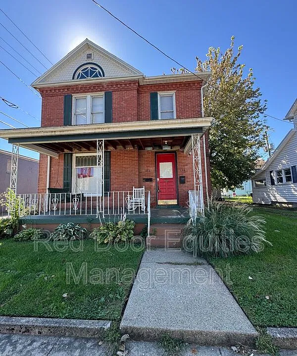 136 W Walnut St