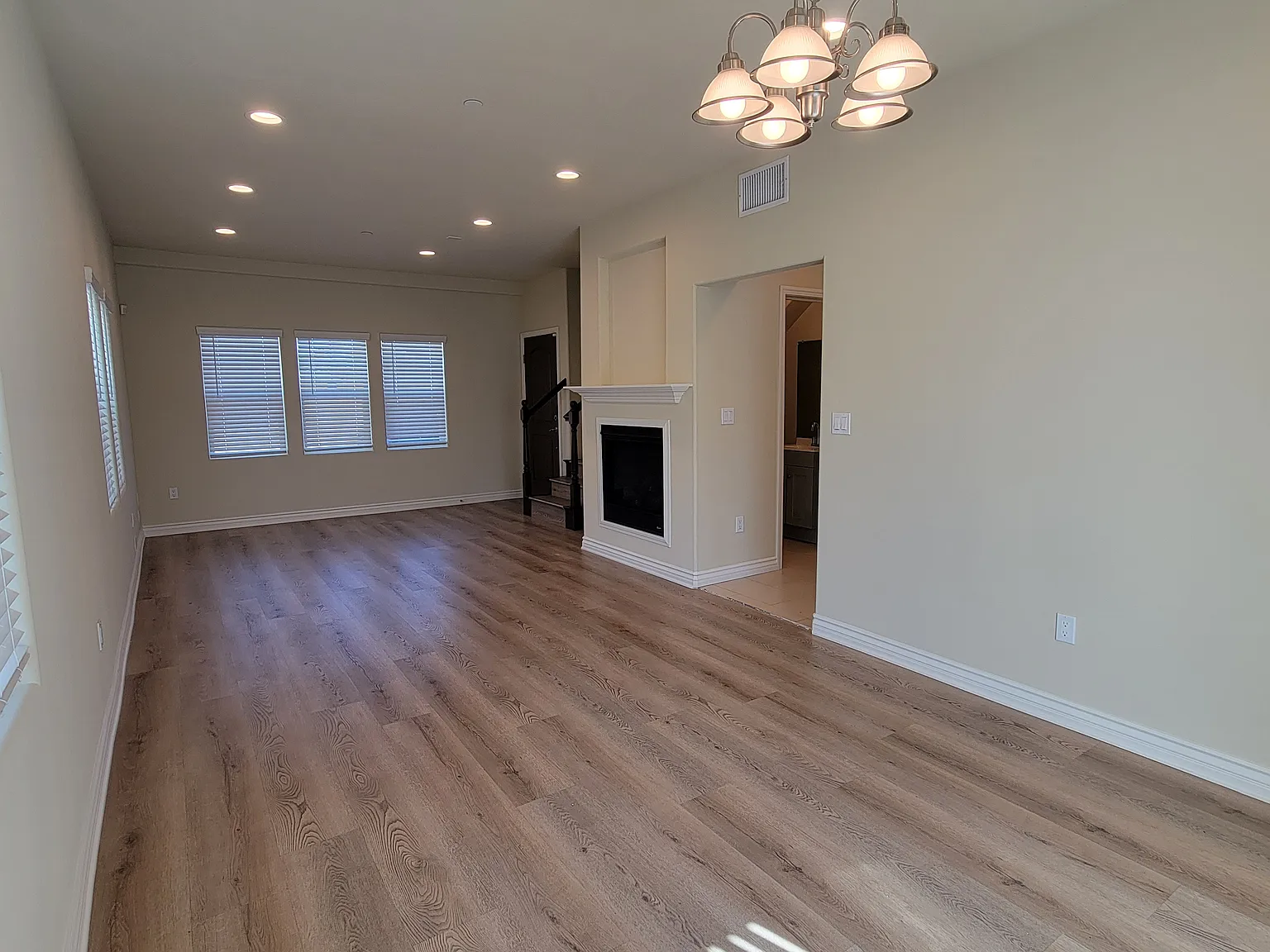 3 bed, 2.5 bath, 1602 sqft, $3,300 — Photo 4