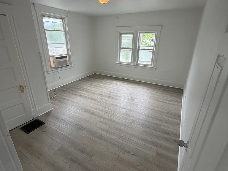1318 Manss Ave — Photo 6