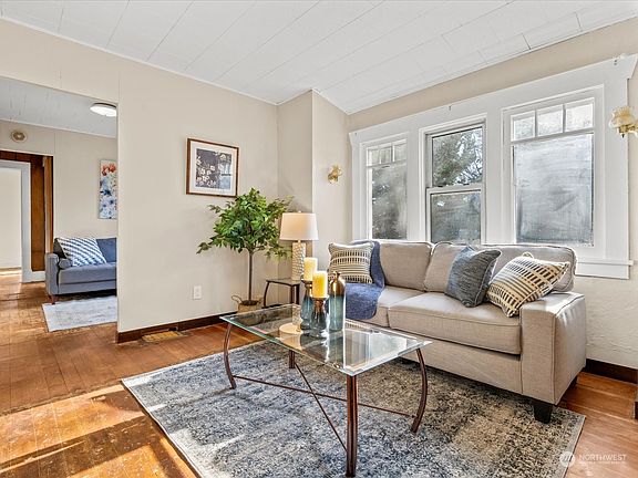 5th image of 1124 Marguerite Avenue