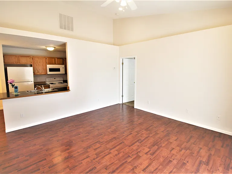 2141 S Stephen Ave #202 — Photo 6