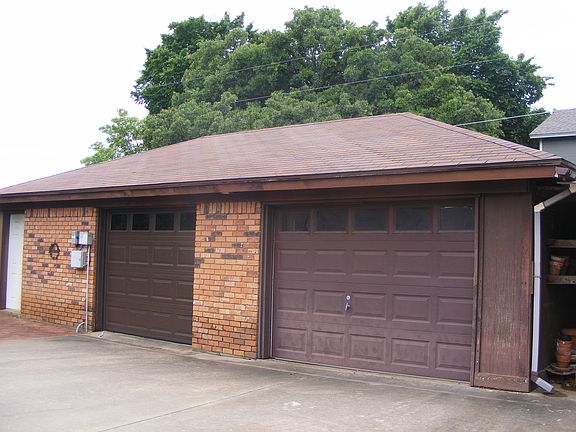 garage/shop with separate dr