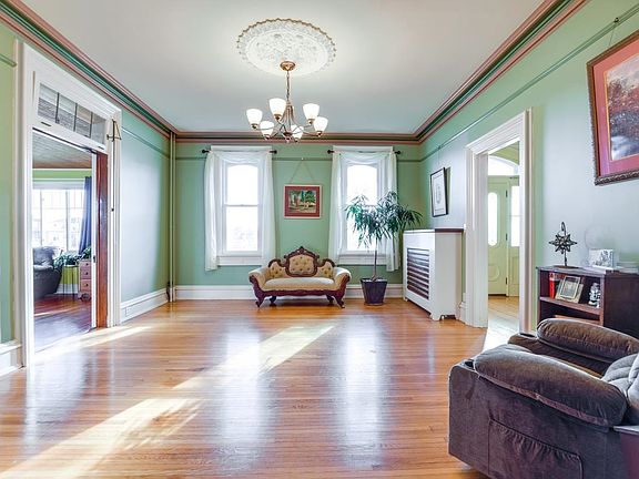 4th image of 215 Jackson St