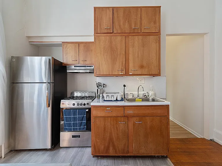 2027 Walnut St #2R — Photo 5