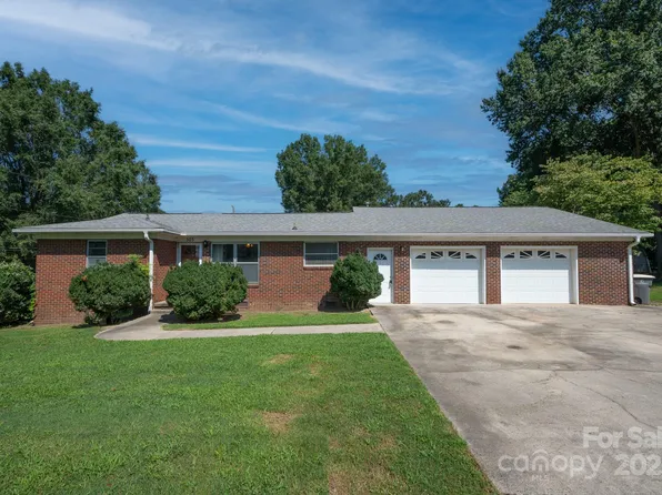 505 Rogers Lake Rd E, Kannapolis, NC 28083
