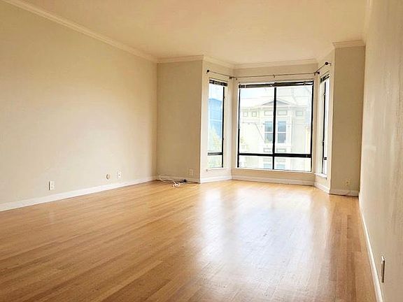 Living room (closer up photo)