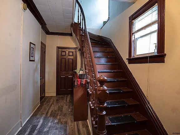 3rd image of 17 Woodlawn Ave Floor 1