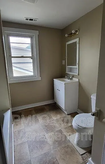 906 1/2 Race Dr — Photo 4