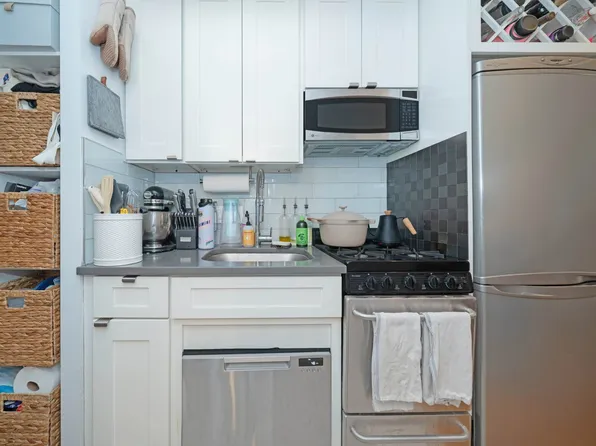 410 East 64th Street image 7 of 12