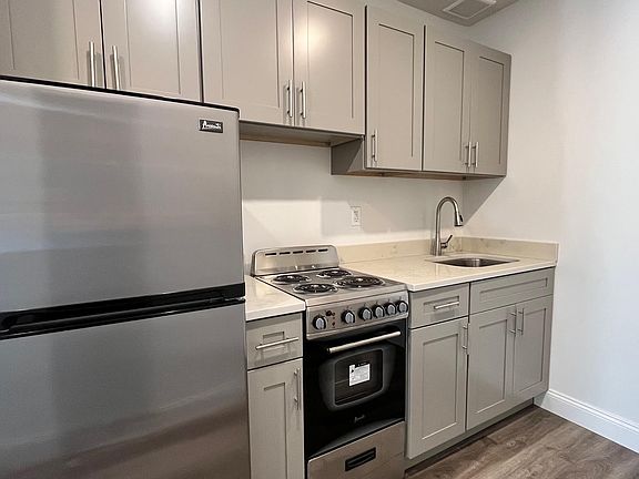 4th image of 247 E 52nd St APT 5C