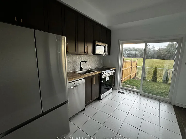 21 Deneb St — Photo 5