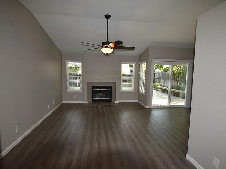 301 Willowood Ct — Photo 2