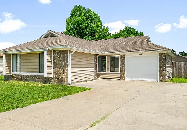 7750 Betty Louise Dr — Photo 2