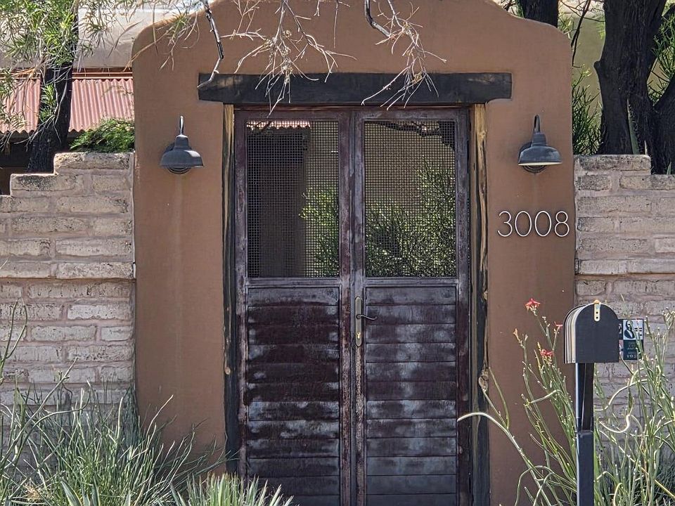2nd image of 3008 E Adams St