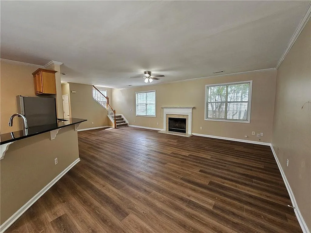 3 bed, 2.5 bath, 2260 sqft, $2,400 — Photo 4