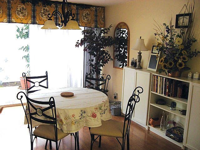 Large eat-in Kitchen