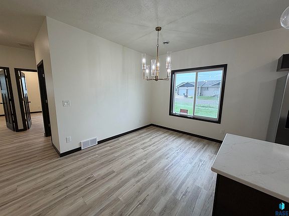 5th image of 629 Foxtail Dr