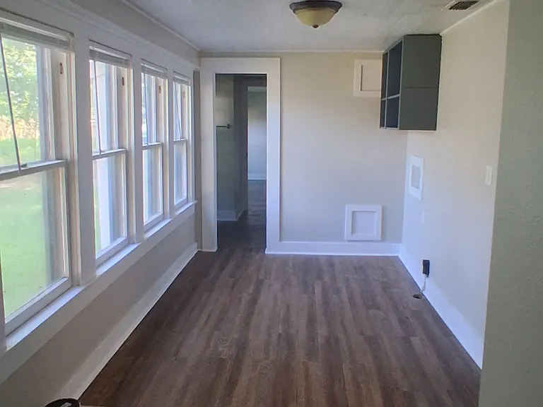 101 E Phillips St — Photo 11