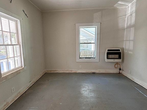 3rd image of 910 Amherst St