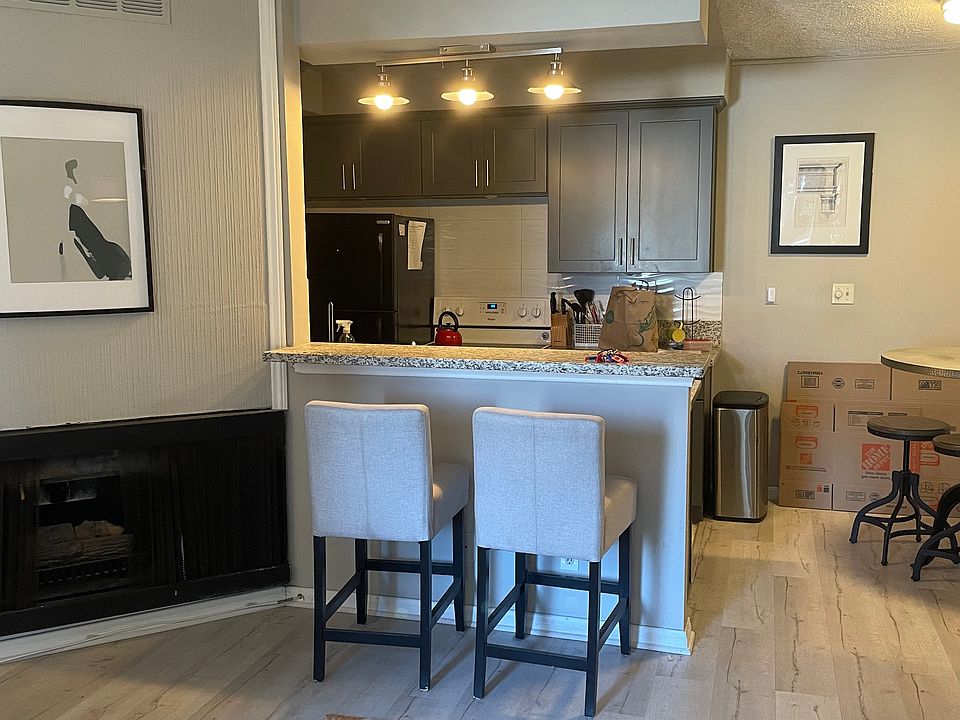 1st image of 967 S Barrington Ave APT 6
