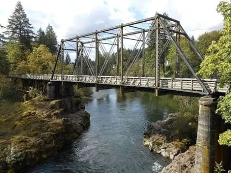 612 NE Santiam Blvd — Photo 17