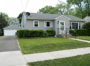 553 Adams St, Elgin, IL 60123