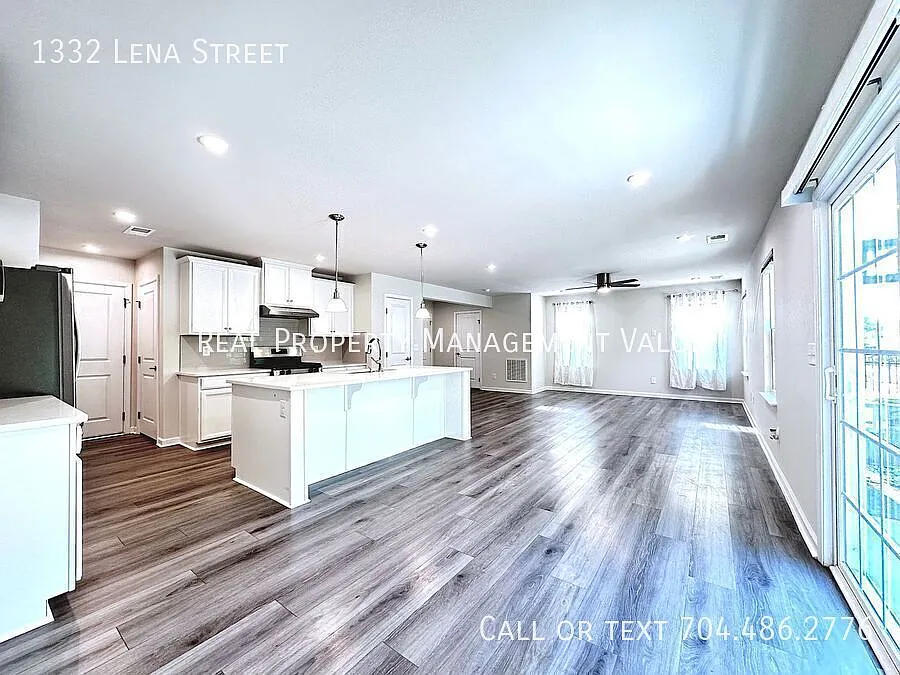 Discover the charm and elegance of this 2022 3-bedroom, 2.5-bath Single Family home with expansiv... — Photo 4