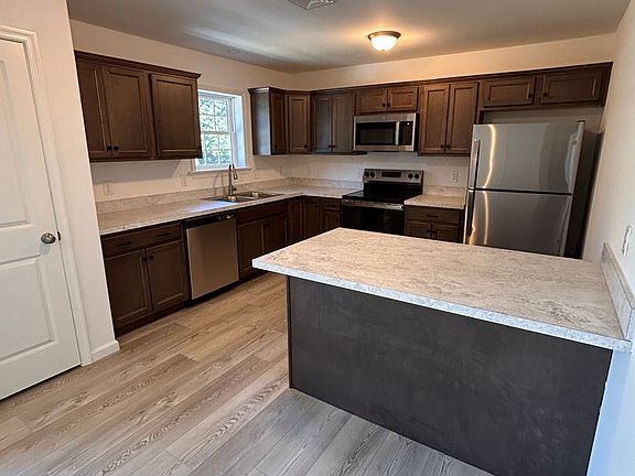4th image of 558 Longfellow Dr #3