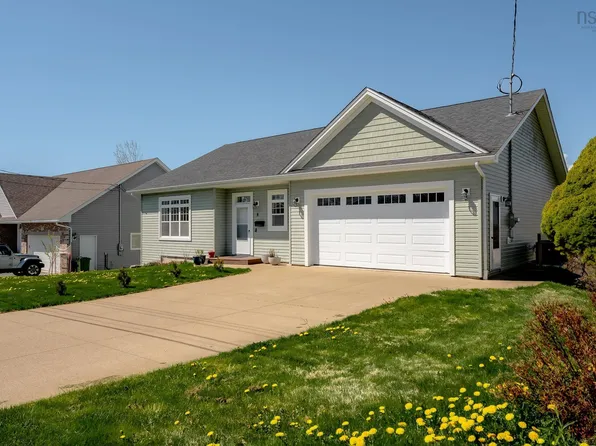 8 Alpine Dr, Dartmouth, NS B2W 1Z4