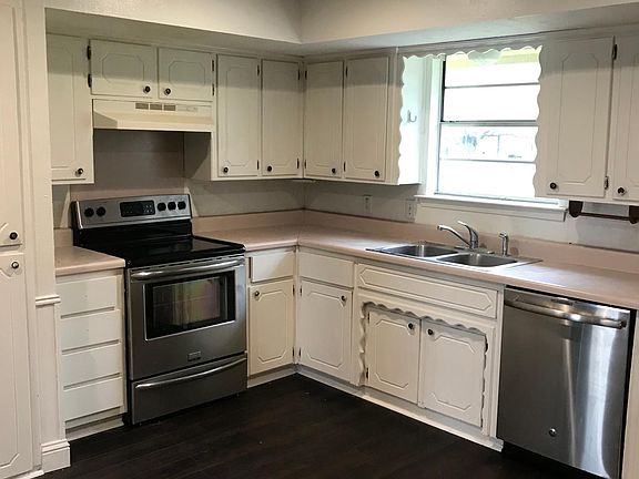 5th image of 900 Willow Cir S
