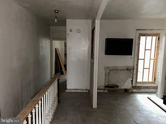 5th image of 729 W 4th St