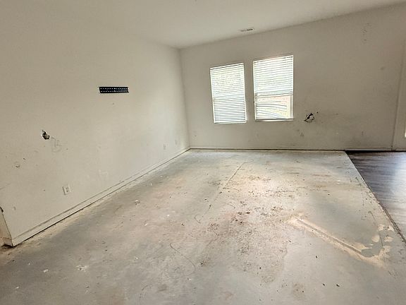 3rd image of 240 Randette Dr